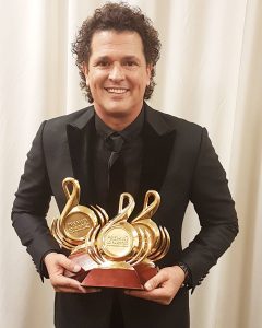 Carlos Vives 3 premios "Lo Nuestro"